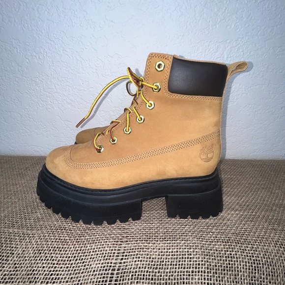 Timberland Tan and Black Lace Up Boots with Chunky Sole Size 7.5 NEW - Picture 4 of 10